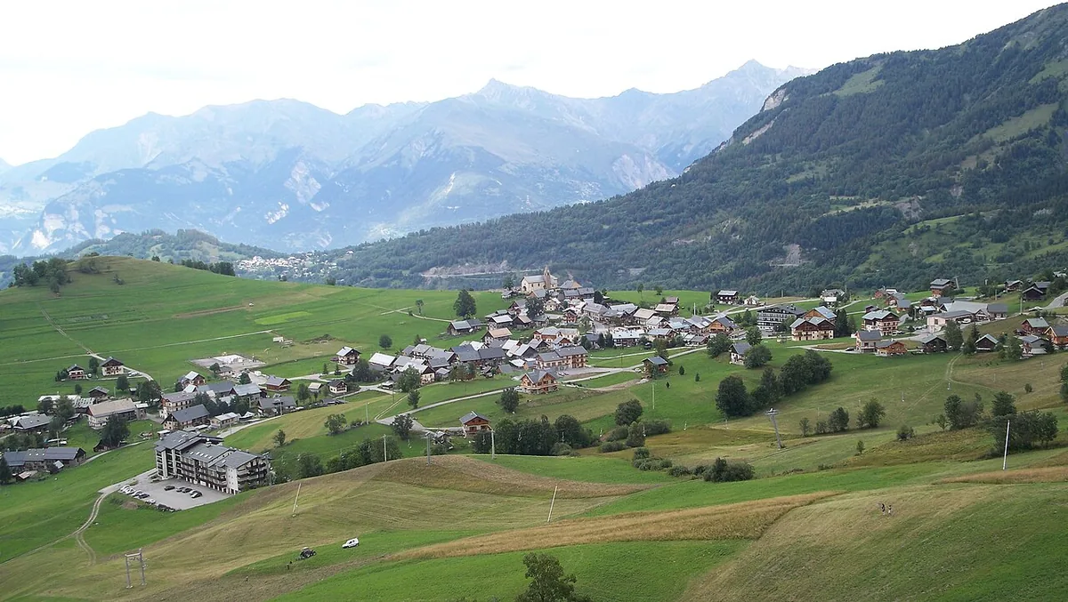 Albiez Montrond, France. Photo : Superjuju10 (CC BY-SA 3.0) ; redimensionnée et convertie en WebP.