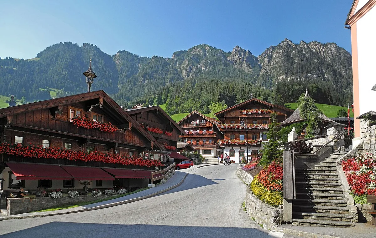 Alpbach, Autriche. Photo : SchiDD (CC BY-SA 4.0) ; redimensionnée et convertie en WebP.