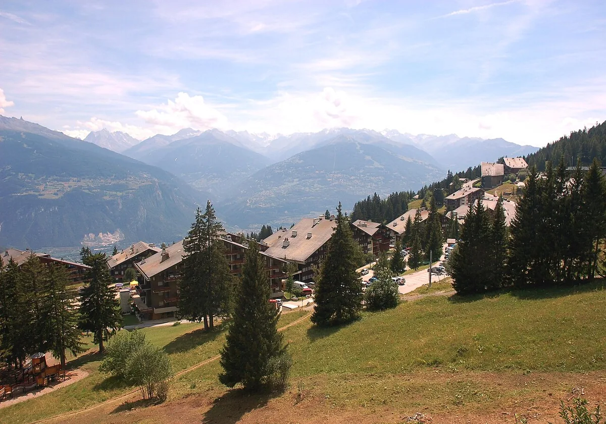 Anzère, Suisse. Photo : Jo in Riederalp (Public domain) ; redimensionnée et convertie en WebP.