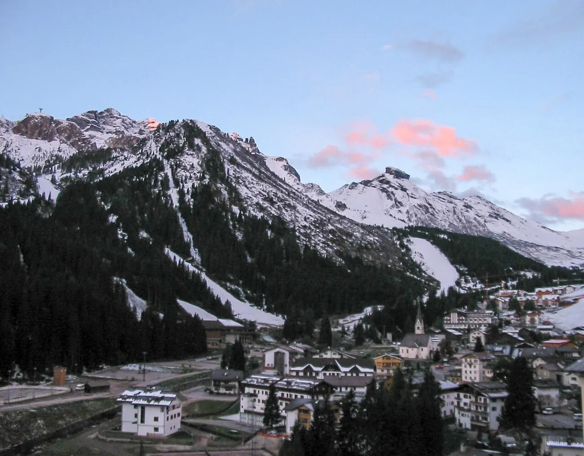 Arabba, Italie. Photo : Alexander Hoernigk (CC BY 3.0) ; redimensionnée et convertie en WebP.