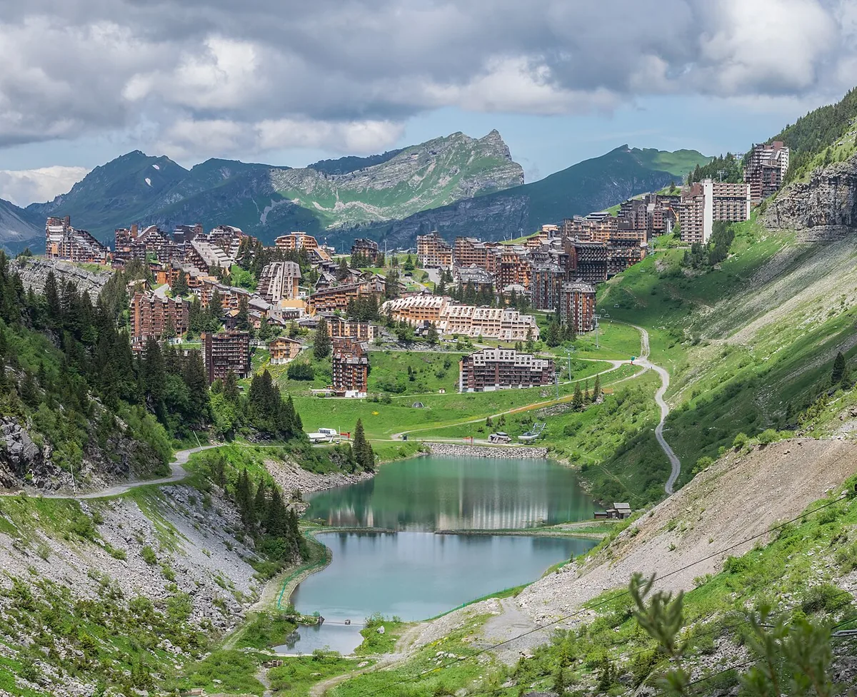 Avoriaz, France. Photo : Krzysztof Golik (CC BY-SA 4.0) ; redimensionnée et convertie en WebP.