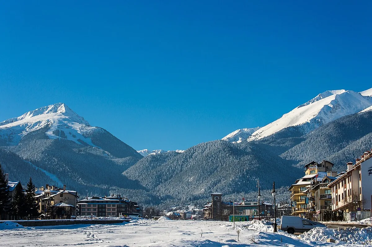 Bansko, Bulgarie. Photo : www.bdmundo.com (CC BY-SA 2.0) ; redimensionnée et convertie en WebP.