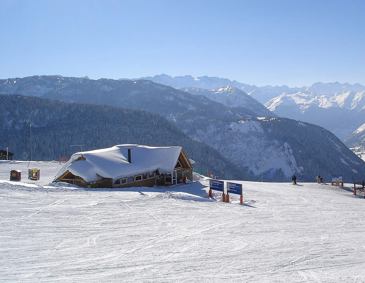 Baqueira Beret, Espagne. Photo : Faras (CC BY-SA 4.0) ; redimensionnée et convertie en WebP.