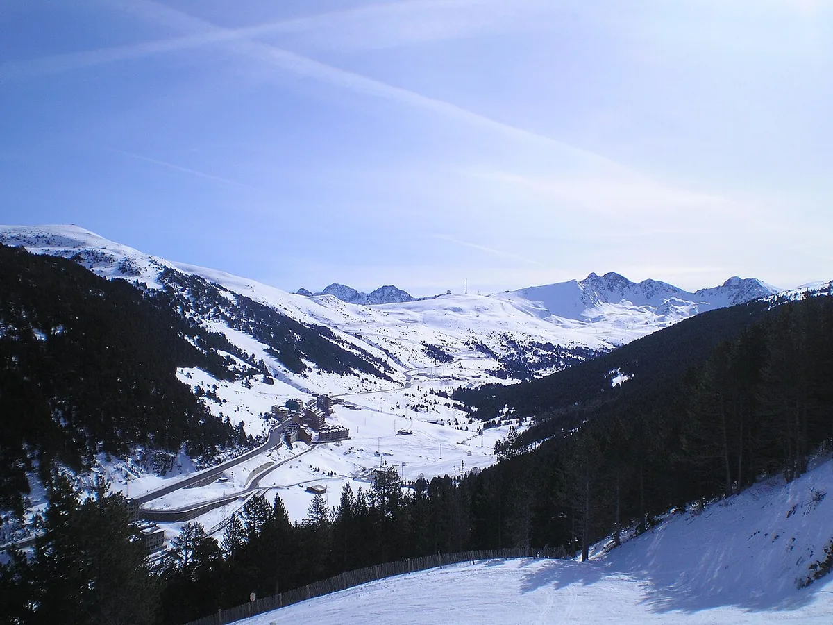 Bordes d'Envalira, Andorre. Photo : Carlos Delgado (CC BY-SA 3.0) ; redimensionnée et convertie en WebP.