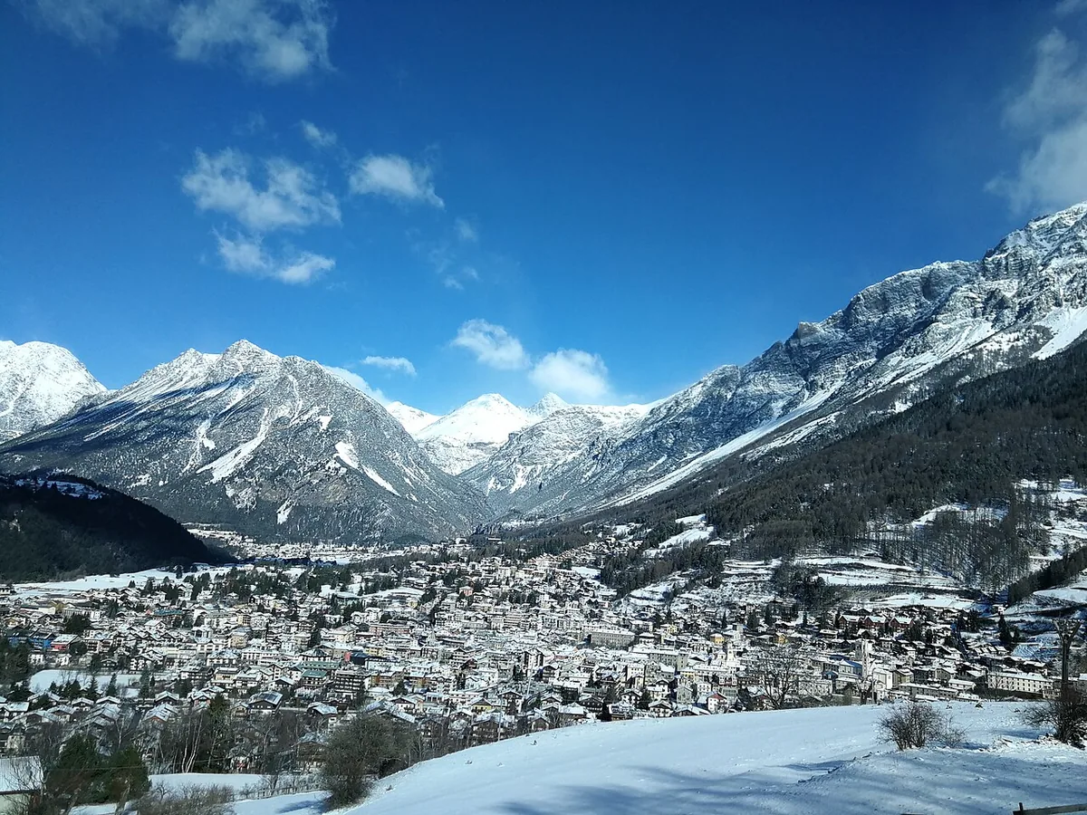 Bormio, Italie. Photo : Sauro Sisti (CC BY-SA 4.0) ; redimensionnée et convertie en WebP.