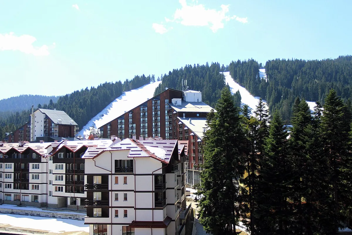 Borovets, Bulgarie. Photo : Biser Todorov (CC BY 3.0) ; redimensionnée et convertie en WebP.