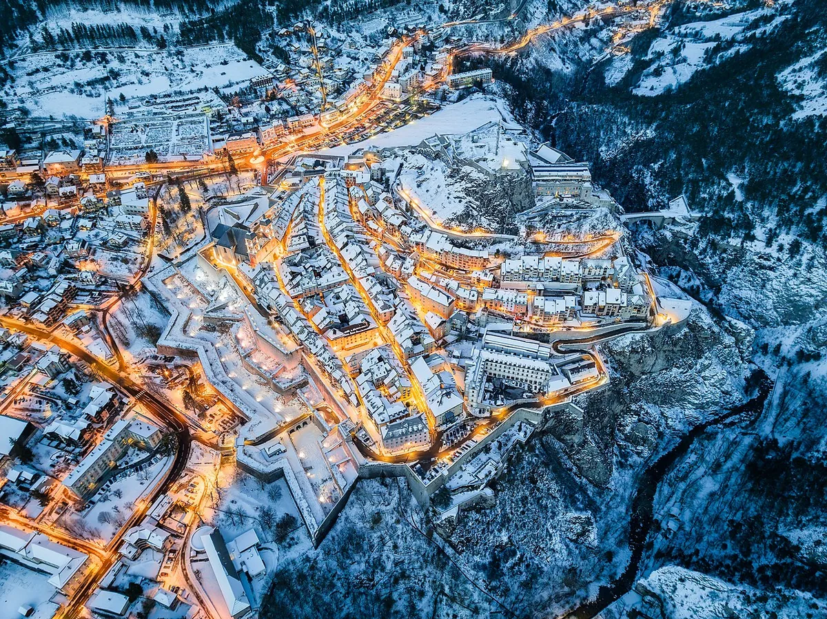 Briançon, France. Photo : Poinas.thi (CC BY-SA 4.0) ; redimensionnée et convertie en WebP.