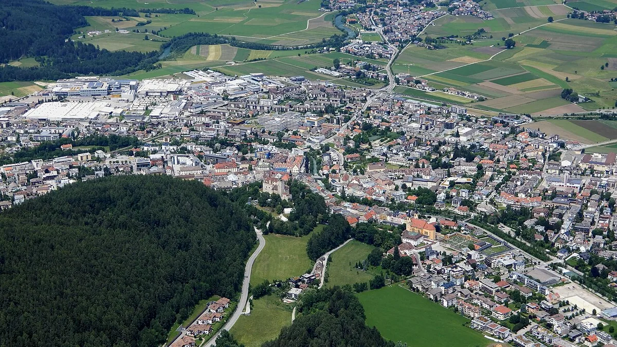 Brunico, Italie. Photo : Wolkenkratzer (CC BY-SA 4.0) ; redimensionnée et convertie en WebP.