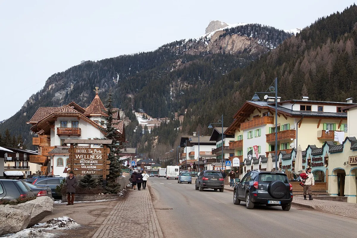Canazei, Italie. Photo : Dmitry A. Mottl (CC BY-SA 3.0) ; redimensionnée et convertie en WebP.