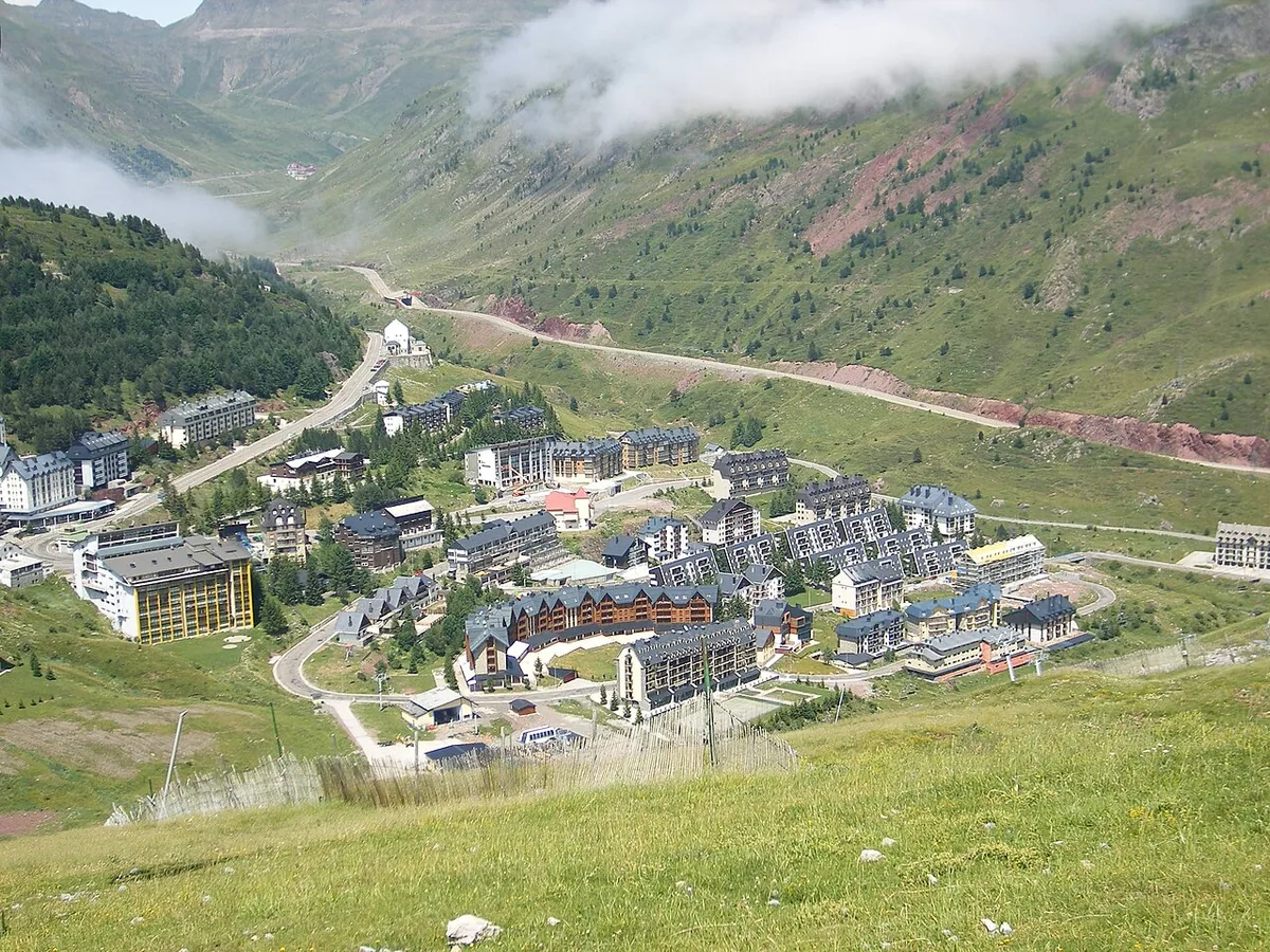 Candanchu, Espagne. Photo : CHV (CC BY-SA 3.0) ; redimensionnée et convertie en WebP.