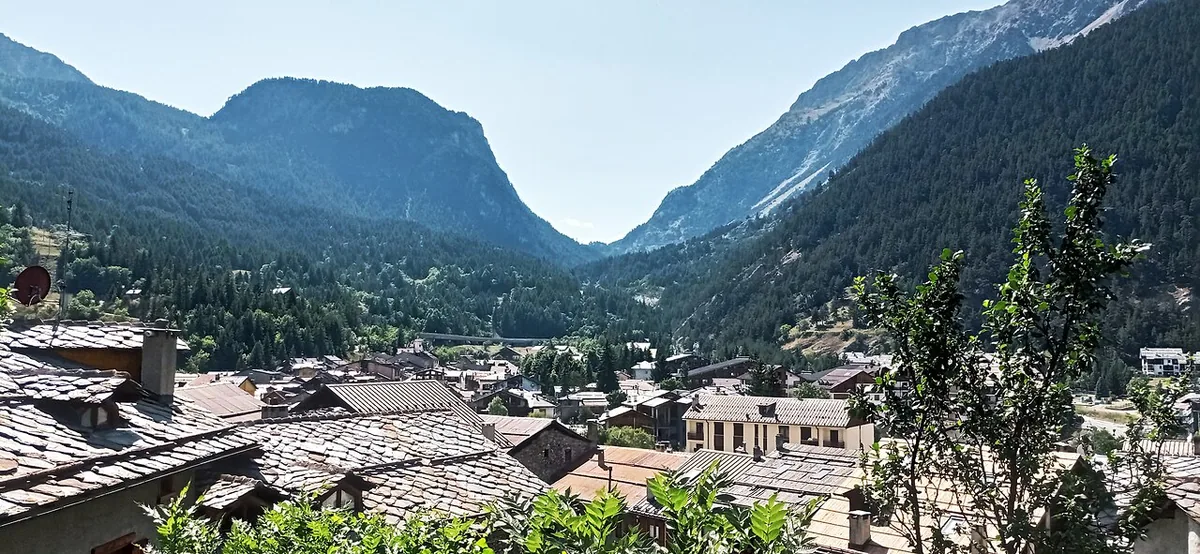 Cesana Torinese, Italie. Photo : Hairless Heart (CC BY-SA 4.0) ; redimensionnée et convertie en WebP.