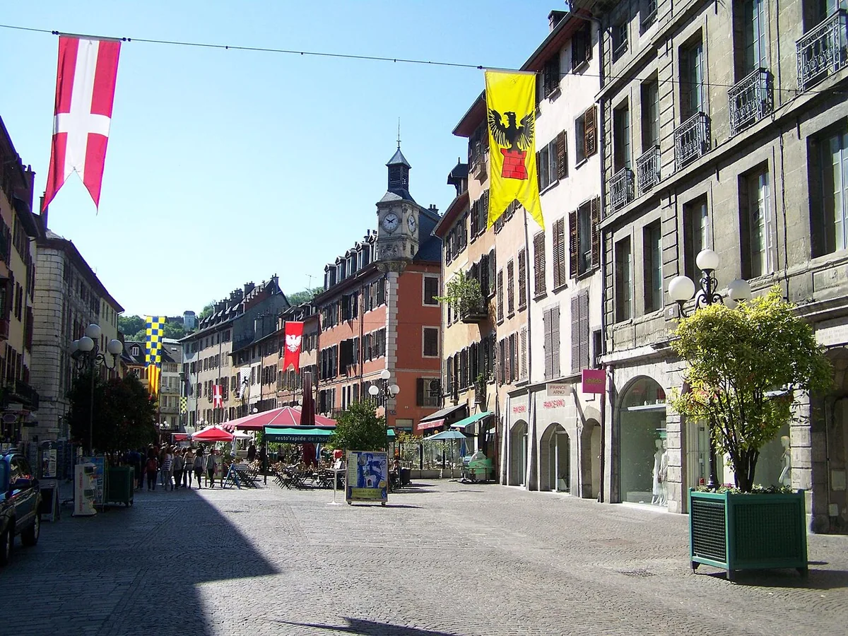 Chambery, France. Photo : Florian Pépellin (CC BY-SA 3.0) ; redimensionnée et convertie en WebP.