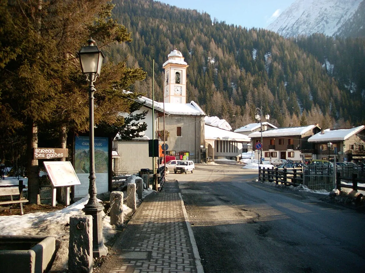 Champoluc, Italie. Photo : No machine-readable author provided. Dogbrain assumed (based on copyright claims). (Public domain) ; redimensionnée et convertie en WebP.