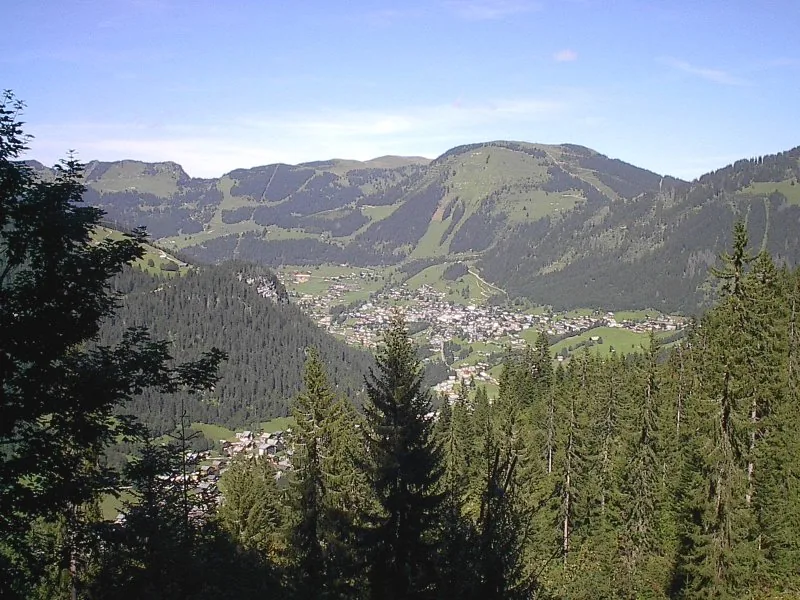 Chatel, France. Photo : Original uploader was JJRoland at fr.wikipedia (CC BY-SA 2.5) ; redimensionnée et convertie en WebP.