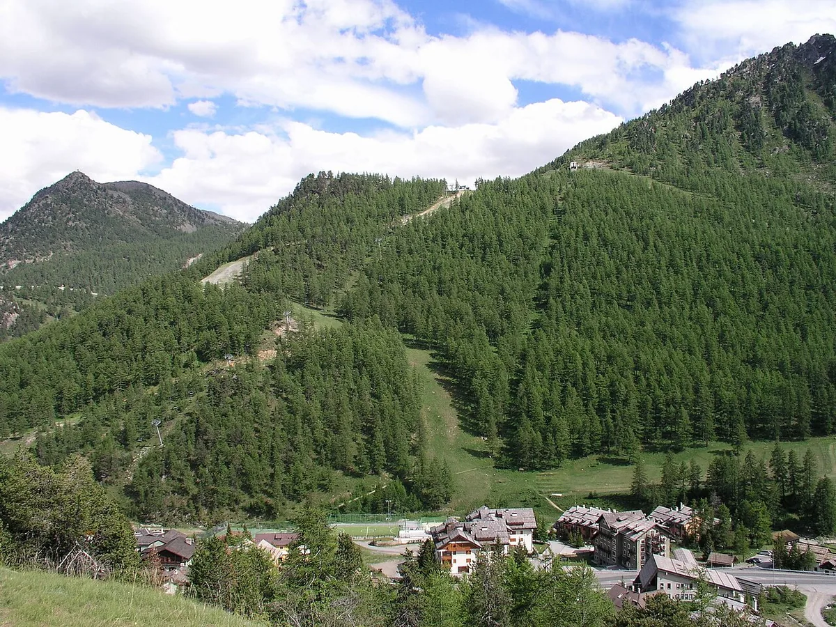 Claviere, Italie. Photo : Gabriele Del Carlo (User Gabridelca of it.wiki) (CC BY-SA 3.0) ; redimensionnée et convertie en WebP.