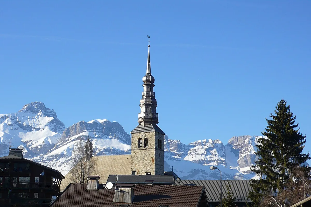 Combloux, France. Photo : Manuguf (CC BY-SA 3.0) ; redimensionnée et convertie en WebP.