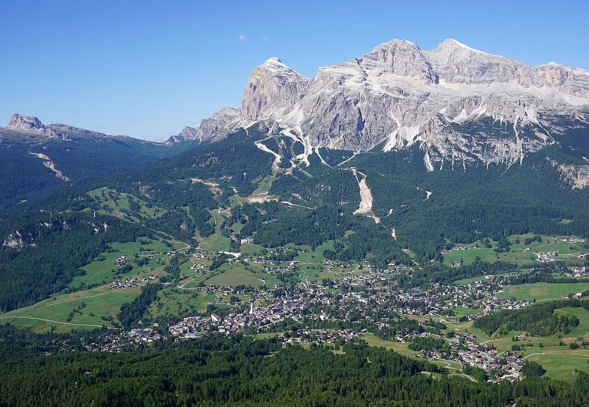 Cortina d'Ampezzo, Italie. Photo : kallerna (CC BY-SA 4.0) ; redimensionnée et convertie en WebP.