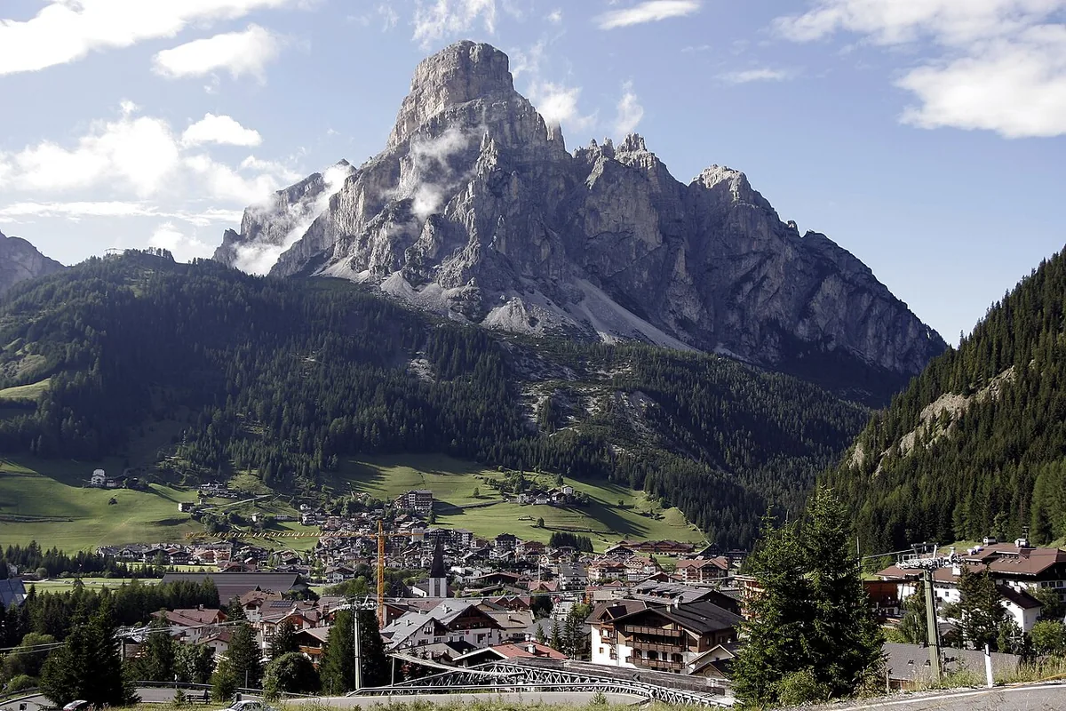 Corvara in Badia, Italie. Photo : Kuebi (CC BY-SA 3.0) ; redimensionnée et convertie en WebP.