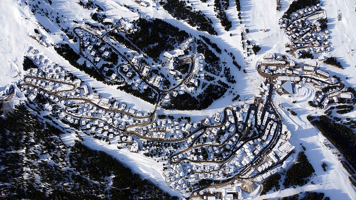 Courchevel, France. Photo : Nikgrech (CC BY-SA 3.0) ; redimensionnée et convertie en WebP.