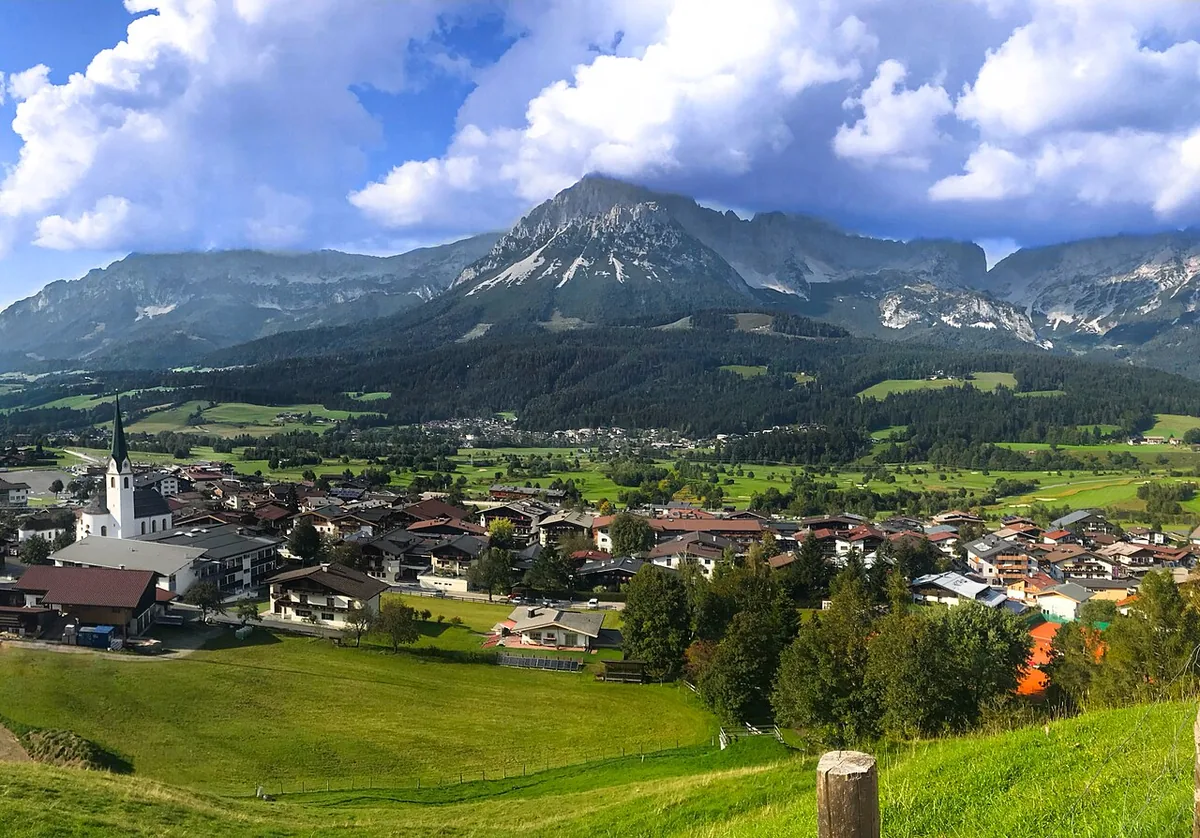 Ellmau, Autriche. Photo : Deborah Sulovsky (CC BY-SA 4.0) ; redimensionnée et convertie en WebP.