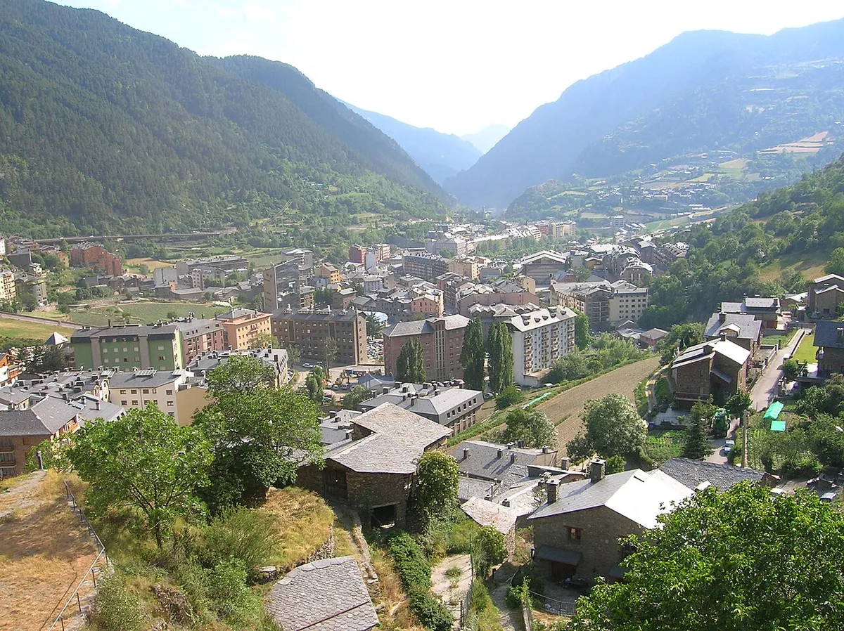 Encamp, Andorre. Photo : Joanjoc (Public domain) ; redimensionnée et convertie en WebP.