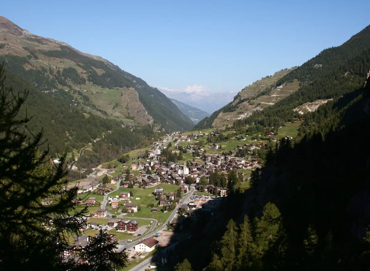 Evolène, Suisse. Photo : 100zax (CC BY-SA 3.0) ; redimensionnée et convertie en WebP.