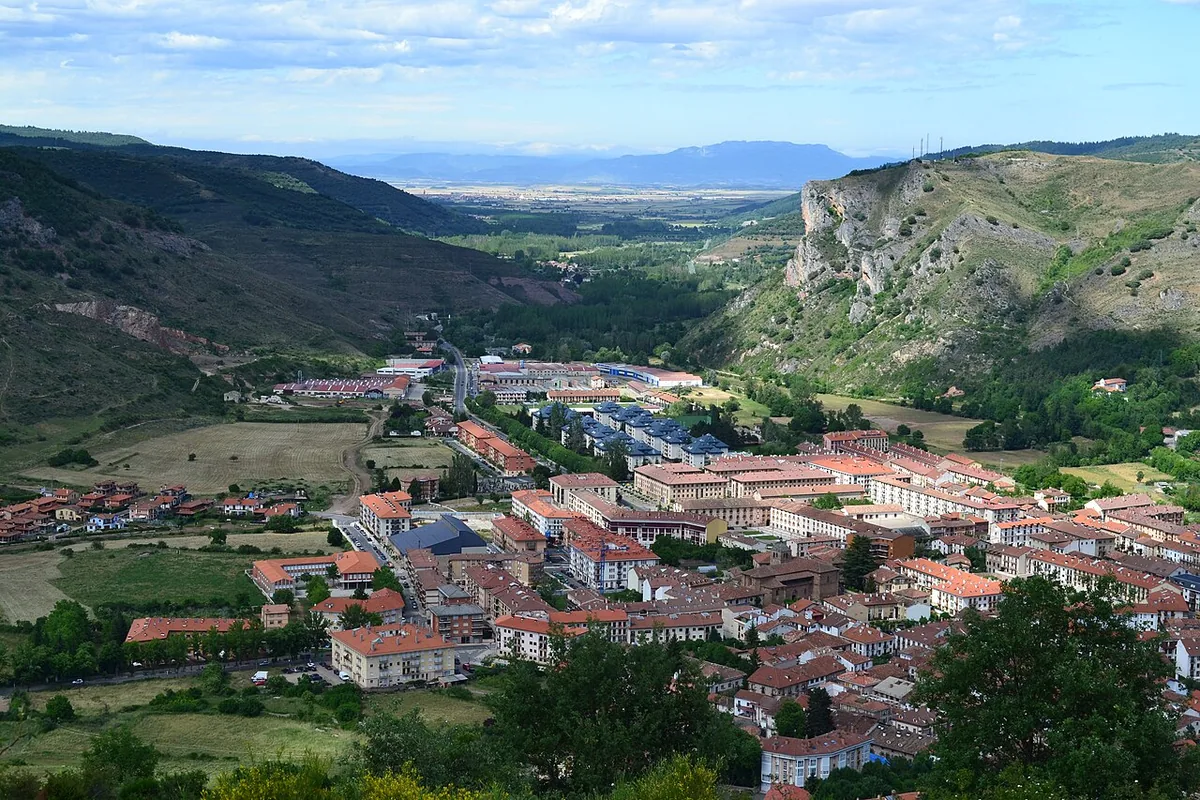 Ezcaray, Espagne. Photo : edu1975 (CC BY 3.0) ; redimensionnée et convertie en WebP.