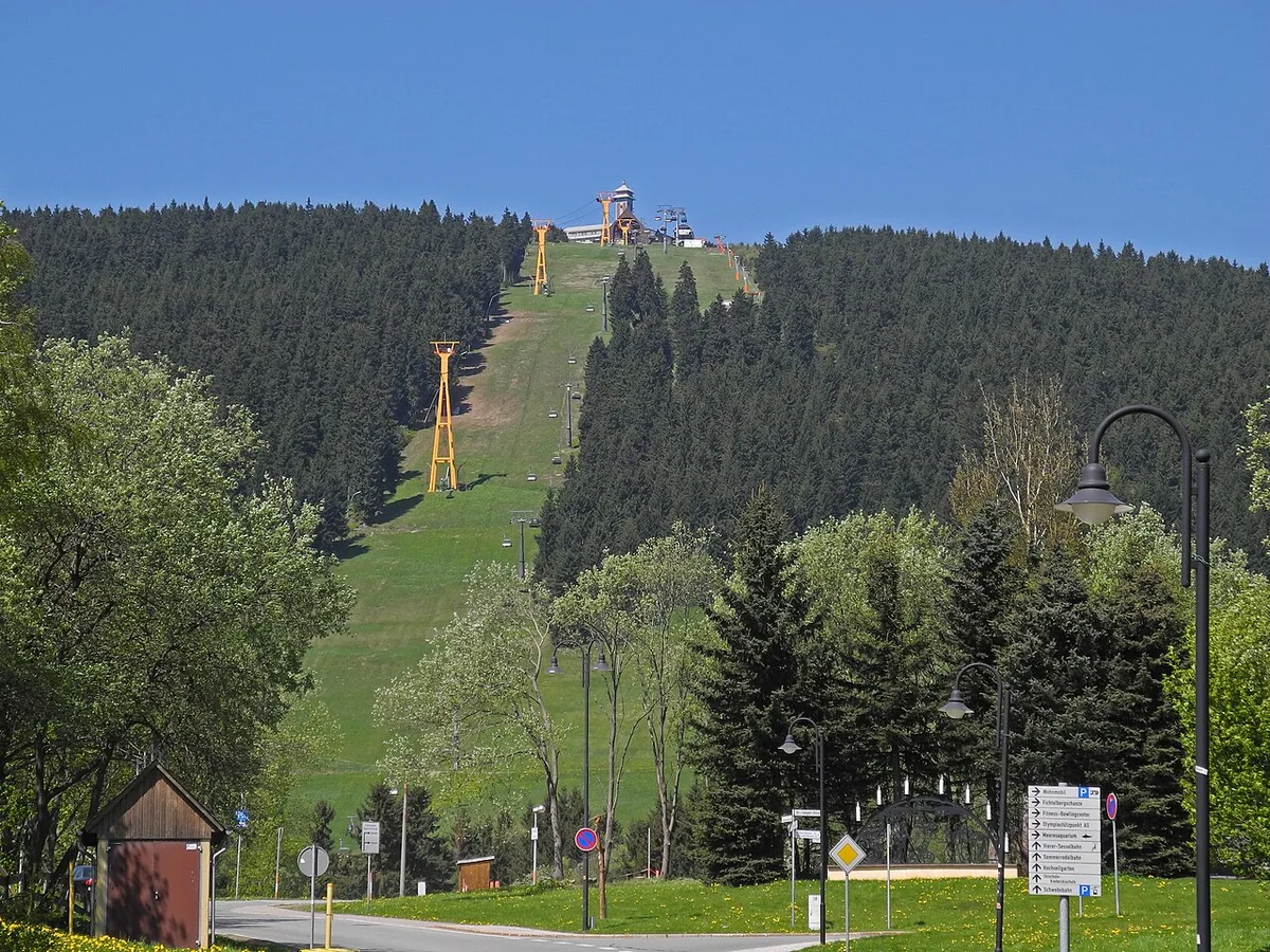 Fichtelberg, Allemagne. Photo : SchiDD (CC BY-SA 4.0) ; redimensionnée et convertie en WebP.