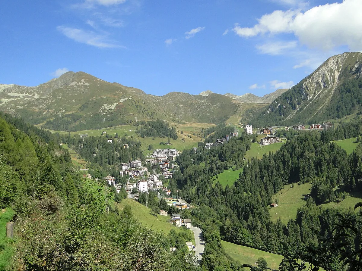 Foppolo, Italie. Photo : Ago76 (CC BY-SA 4.0) ; redimensionnée et convertie en WebP.