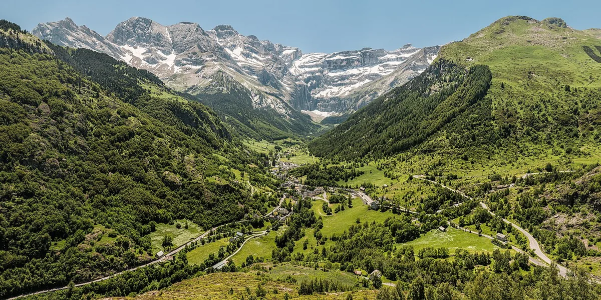 Gavarnie, France. Photo : Benh LIEU SONG (CC BY-SA 3.0) ; redimensionnée et convertie en WebP.