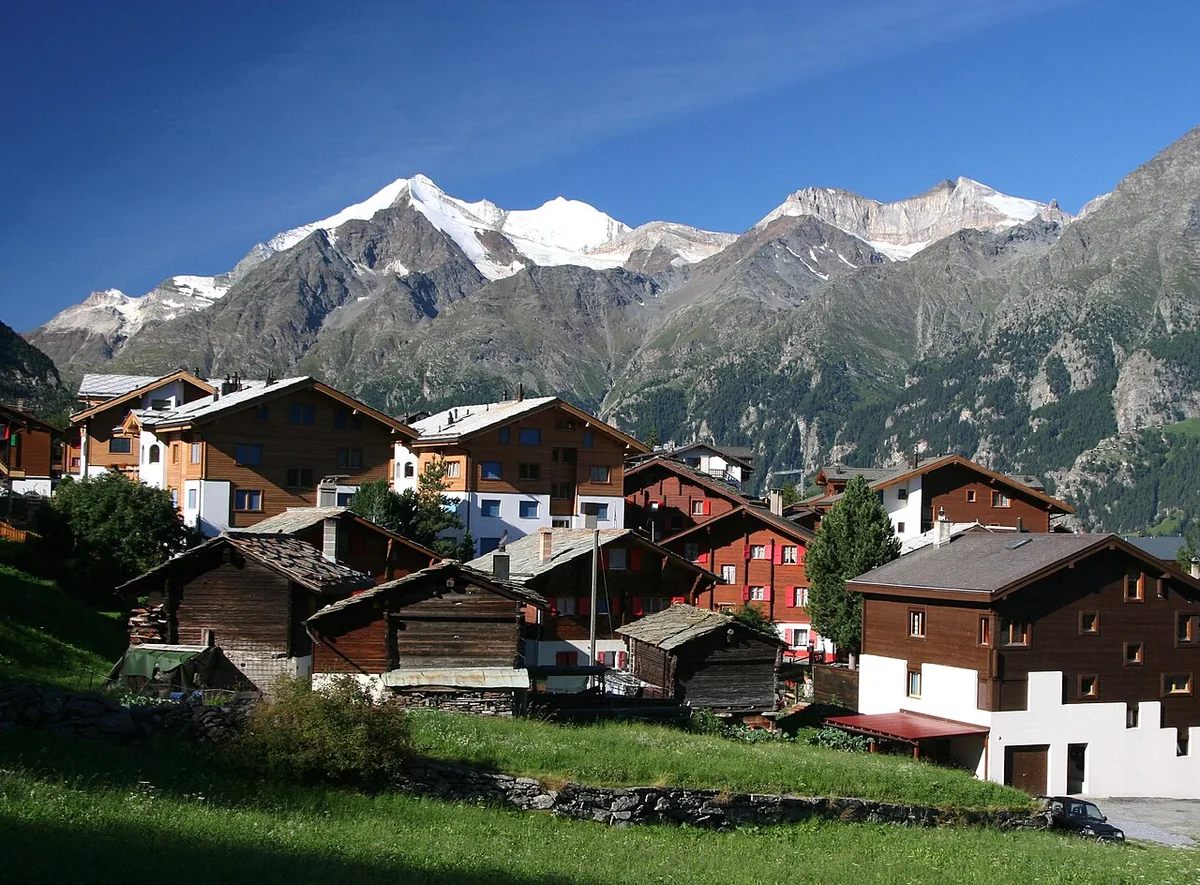Grächen, Suisse. Photo : Earth explorer (Public domain) ; redimensionnée et convertie en WebP.