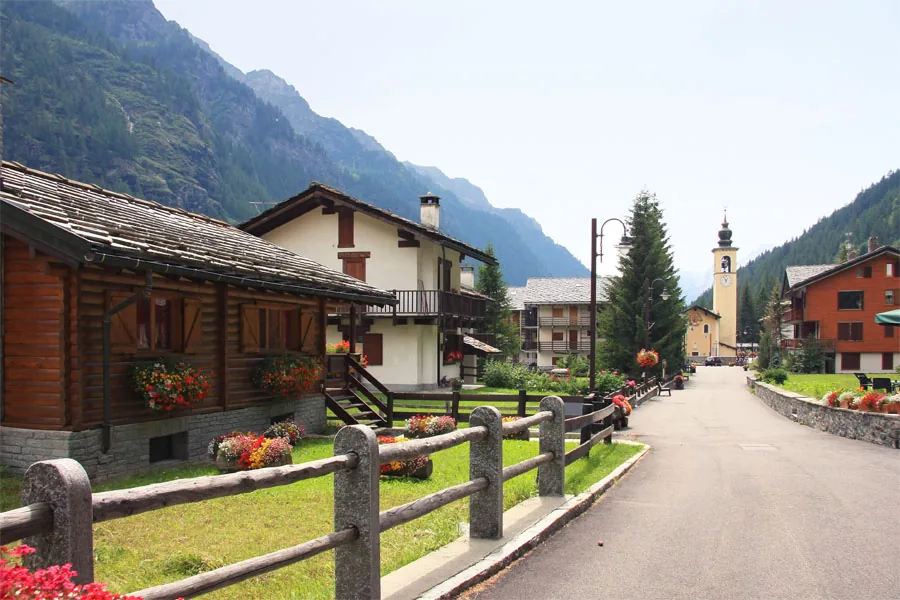 Gressoney La Trinité, Italie. Photo : Alessandro Vecchi (CC BY-SA 3.0) ; redimensionnée et convertie en WebP.