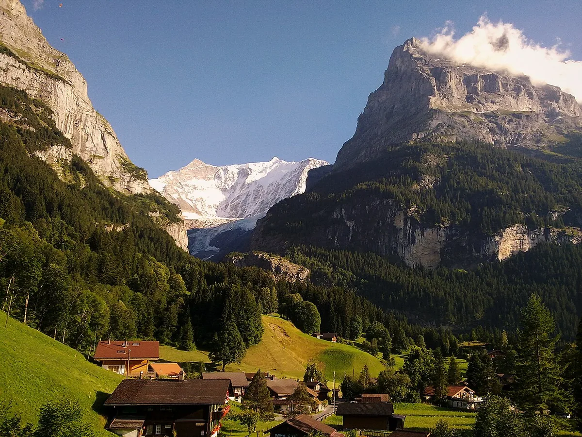 Grindelwald, Suisse. Photo : Cristo Vlahos (CC BY-SA 3.0) ; redimensionnée et convertie en WebP.