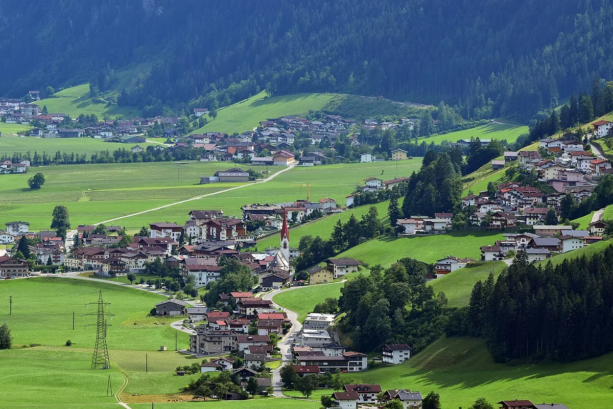 Hippach, Autriche. Photo : Haeferl (CC BY-SA 3.0) ; redimensionnée et convertie en WebP.
