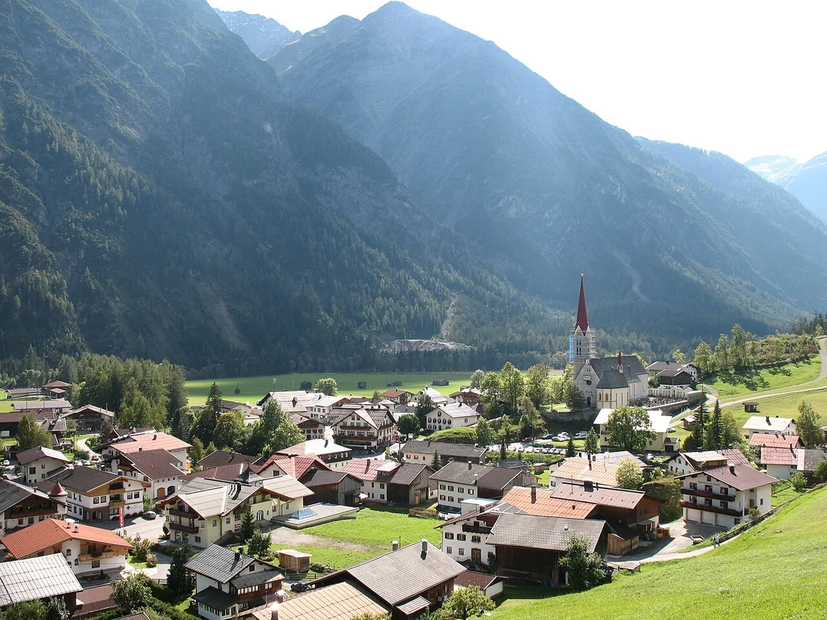 Holzgau, Autriche. Photo : Kauk0r (CC BY-SA 3.0) ; redimensionnée et convertie en WebP.