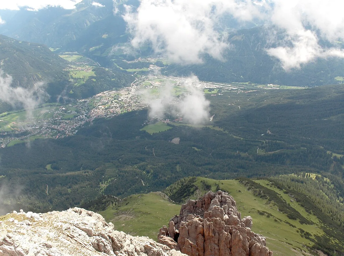 Imst, Autriche. Photo : Wualex (Public domain) ; redimensionnée et convertie en WebP.