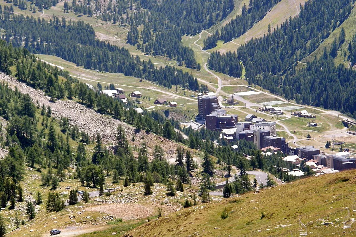 Isola 2000, France. Photo : Bachelot Pierre J-P (CC BY-SA 3.0) ; redimensionnée et convertie en WebP.