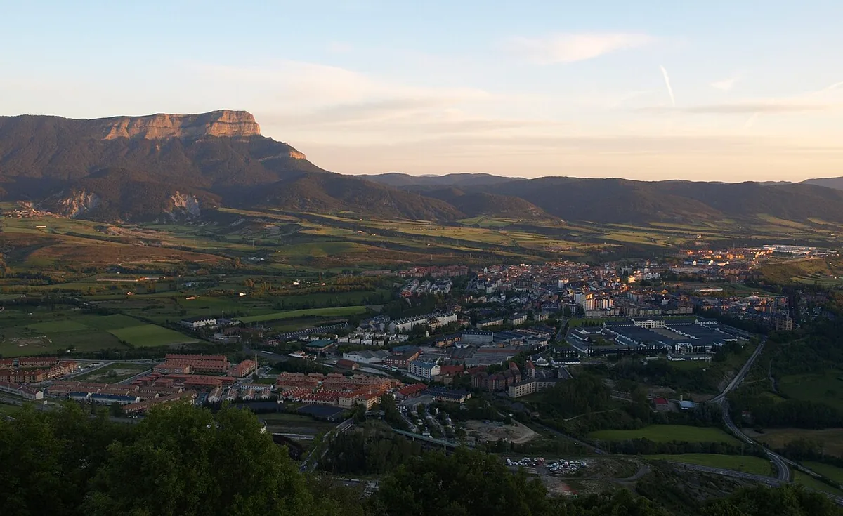 Jaca, Espagne. Photo : Elemaki (CC BY 3.0) ; redimensionnée et convertie en WebP.