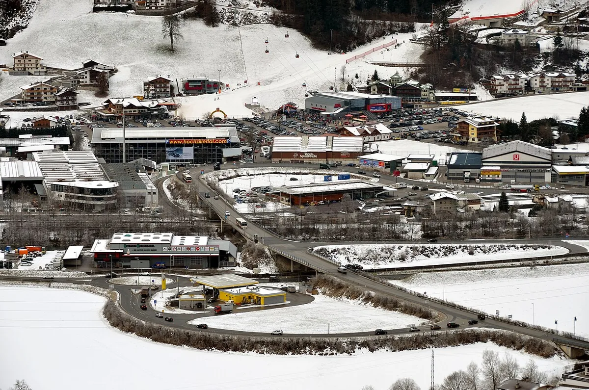 Kaltenbach, Autriche. Photo : Herzi Pinki (CC BY-SA 3.0) ; redimensionnée et convertie en WebP.