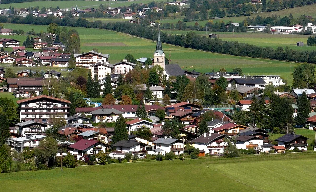 Kirchdorf in Tirol, Autriche. Photo : -- HellasX 08:25, 22 September 2007 (UTC) (CC BY-SA 3.0) ; redimensionnée et convertie en WebP.