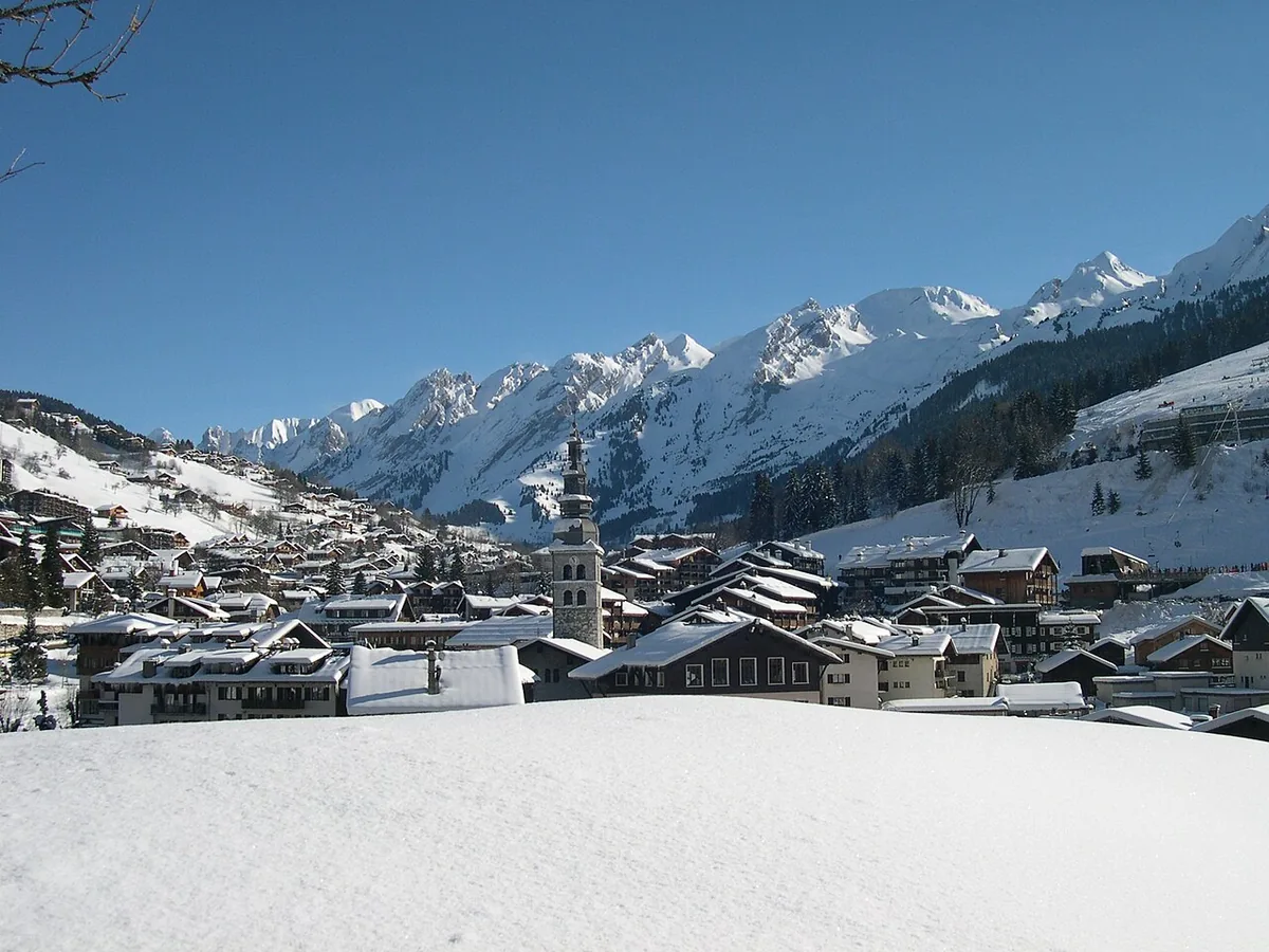 La Clusaz, France. Photo : Vigorin at French Wikipedia (CC BY-SA 3.0) ; redimensionnée et convertie en WebP.