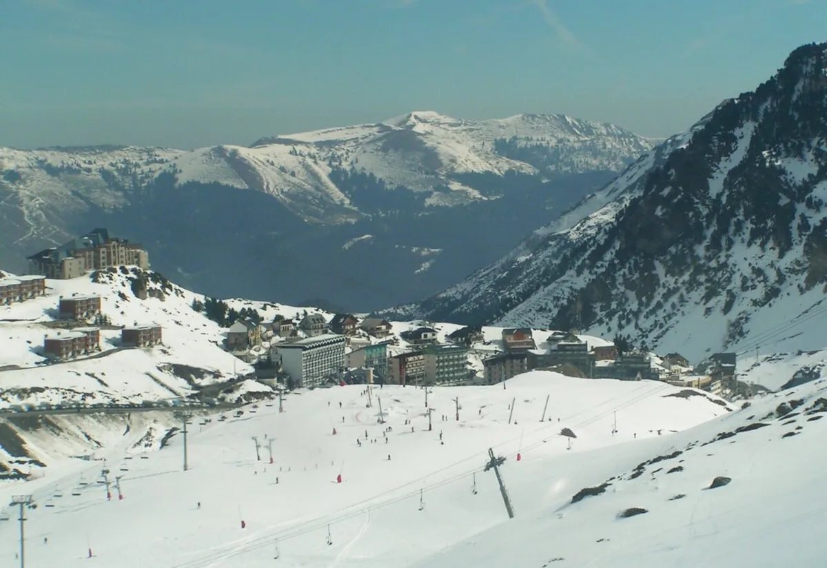 La Mongie, France. Photo : Photo taken from the Pourteilh gondola on 16 March 2006 by Christophe Jacquet . (CC BY-SA 2.5) ; redimensionnée et convertie en WebP.