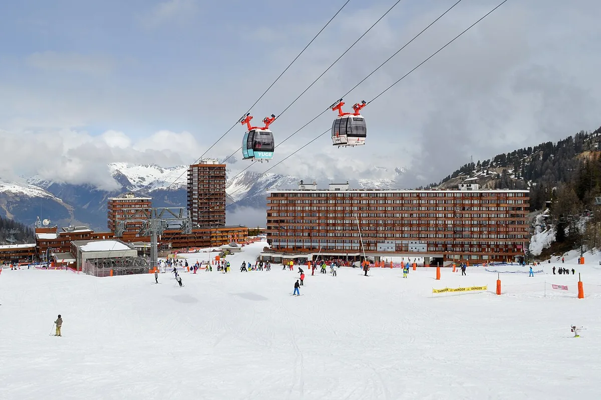 La Plagne, France. Photo : DimiTalen (CC0) ; redimensionnée et convertie en WebP.