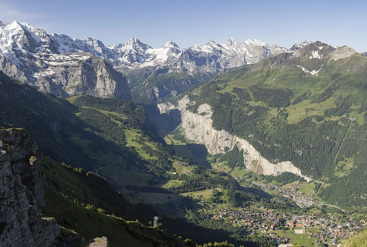Lauterbrunnen, Suisse. Photo : Chensiyuan (CC BY-SA 4.0) ; redimensionnée et convertie en WebP.