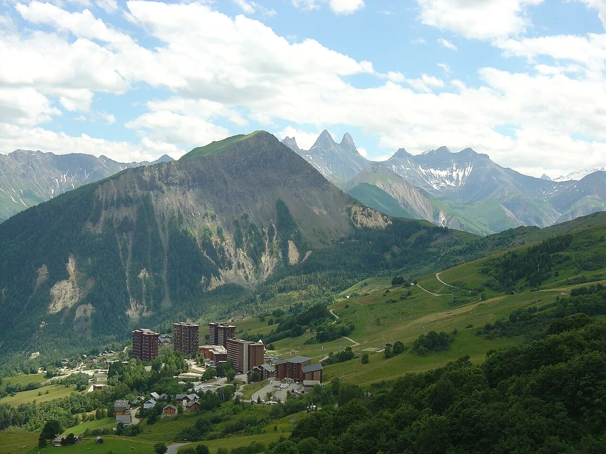 Le Corbier, France. Photo : Anthospace (CC BY-SA 3.0) ; redimensionnée et convertie en WebP.
