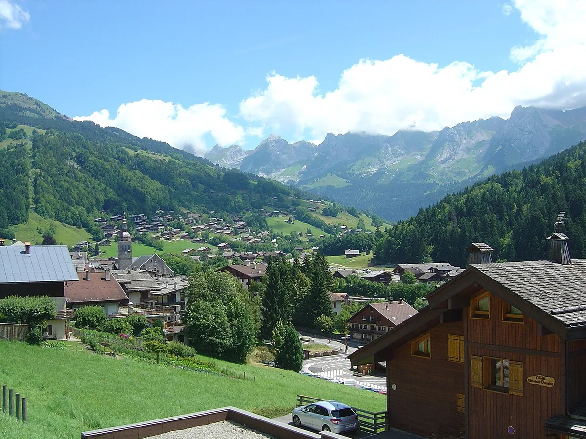 Le Grand Bornand, France. Photo : Anthospace (CC BY-SA 3.0) ; redimensionnée et convertie en WebP.