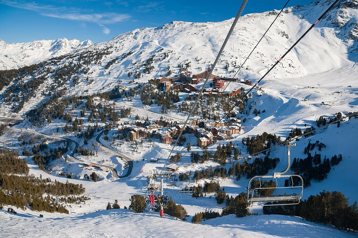 Les Arcs, France. Photo : Dmitry A. Mottl (Public domain) ; redimensionnée et convertie en WebP.
