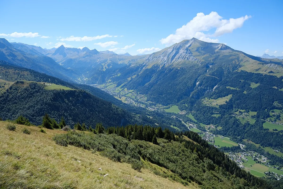 Les Contamines Montjoie, France. Photo : Guilhem Vellut from Annecy, France (CC BY 2.0) ; redimensionnée et convertie en WebP.