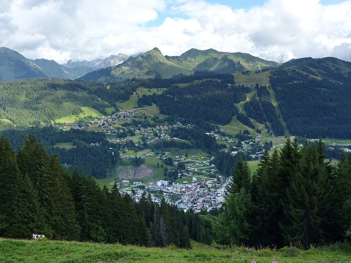 Les Gets, France. Photo : Jjt.pub (CC BY 3.0) ; redimensionnée et convertie en WebP.