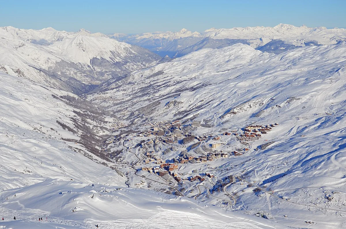 Les Ménuires, France. Photo : DimiTalen (CC0) ; redimensionnée et convertie en WebP.